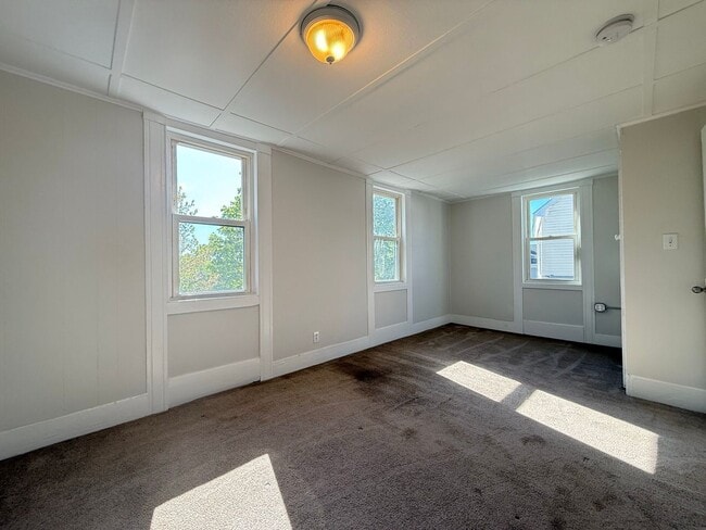 Building Photo - 208 Main St