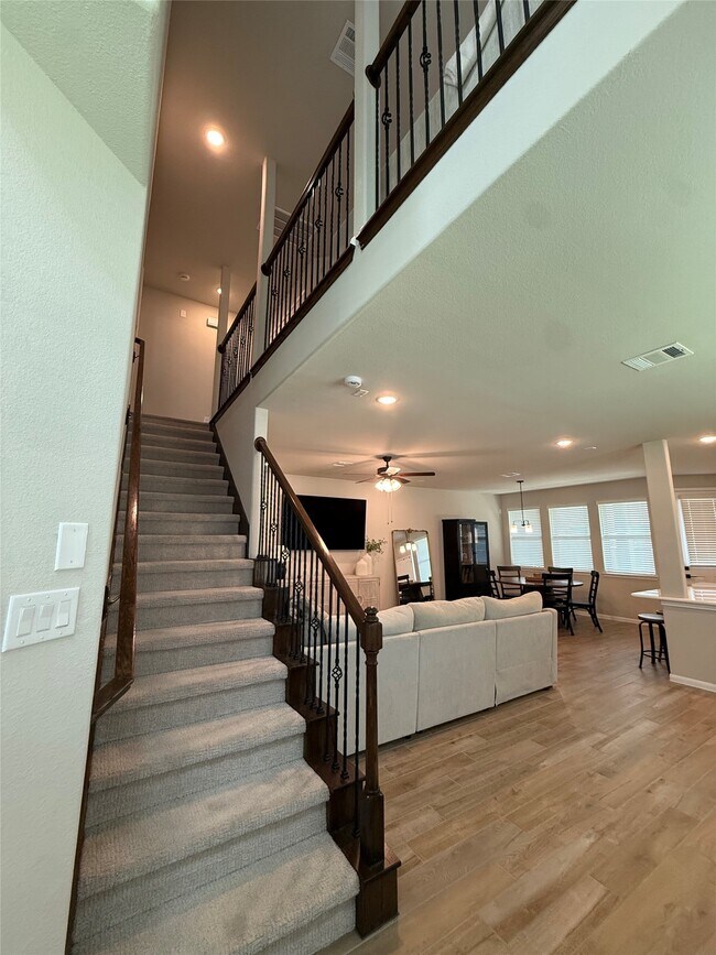 Building Photo - 5504 Hyde Park Dr