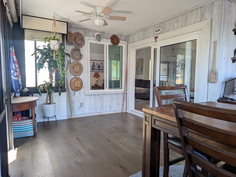 Enclosed back porch - 4440 Saxon Dr