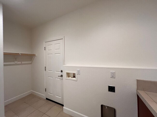 Building Photo - Large 4 bedroom home located in Green Vall...
