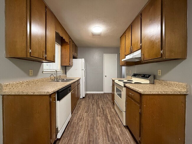 Building Photo - Downstairs unit of Mahan. Close to TMH.