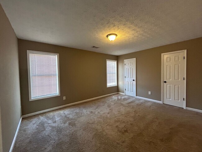 Building Photo - 1536 Ravens Run - Recently Renovated! Bran...