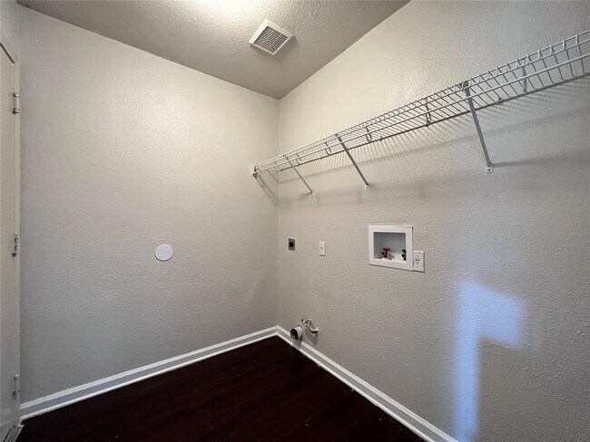 Building Photo - 2204 Ada Ln
