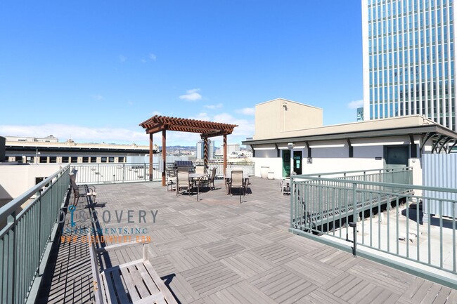 Building Photo - Large Downtown Oakland Two Bedroom Condomi...