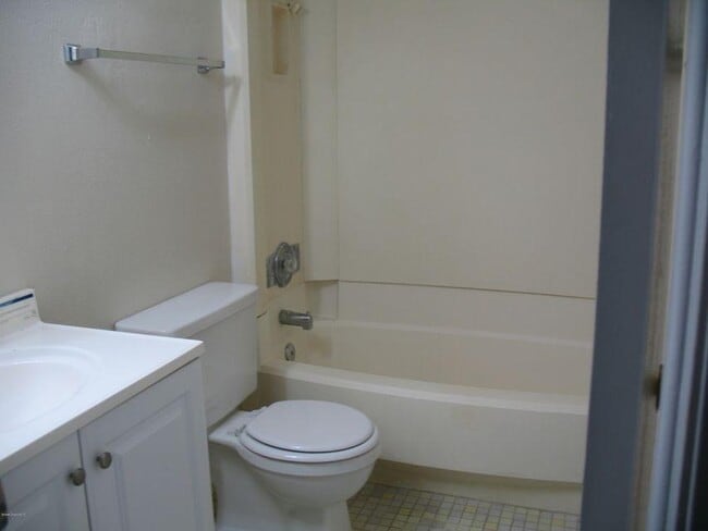 Building Photo - 148 Berkshire Ln