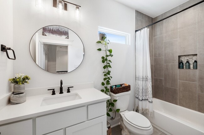 Building Photo - 817 W 19th St