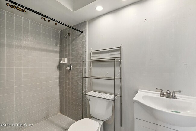 Building Photo - 6343 Alfredo Ct