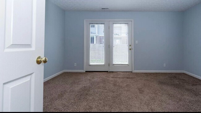 Building Photo - CONDO...3 Bed 2 Bath