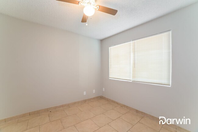Building Photo - 7201 W Rose Ln