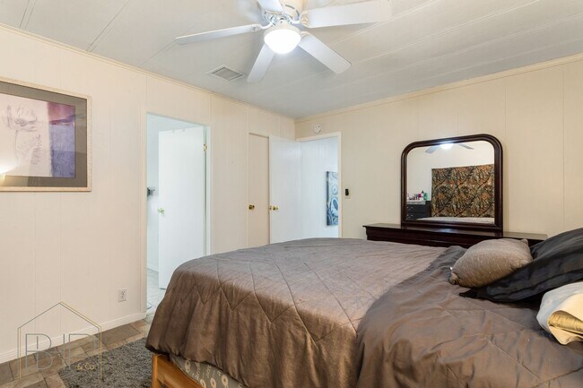 Building Photo - 55+ Senior Community~ 2 bed/2 bath with Am...
