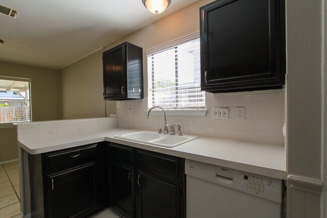 Building Photo - Updated 4 Bedroom • 2.5 Bath • West Round Rock • Downstairs Primary Suite • Two Living Areas • La...