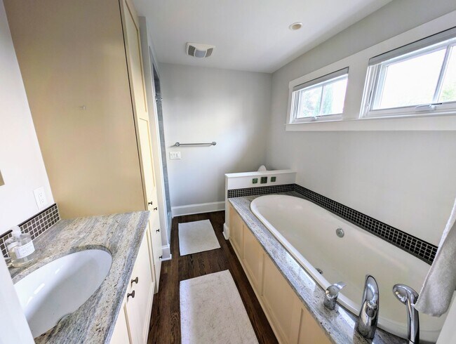 Building Photo - 7200 Airlie Pl