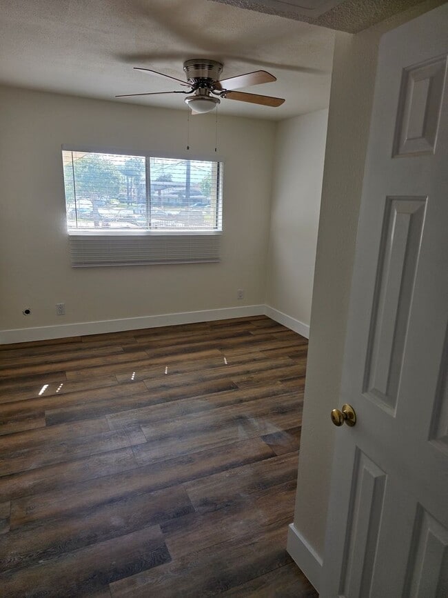 Building Photo - Special!! Newly renovated with new applian...