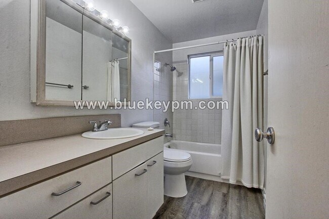 Building Photo - 2 Bed, 1 Bath Duplex with Fully Fenced Yar...