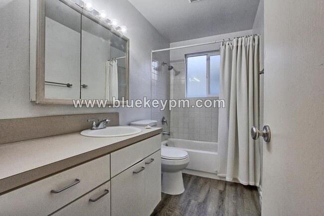 Building Photo - 2 Bed, 1 Bath Duplex with Fully Fenced Yard at SE Holgate Blvd and SE 70th Ave