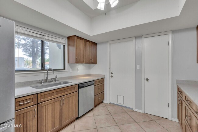 Building Photo - 620 Lakeway Dr