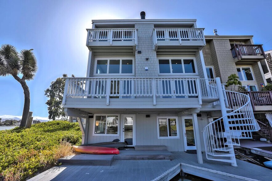 Primary Photo - 686 Port Dr