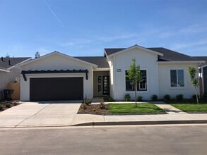 Building Photo - $2,695 Ashlan & Armstrong, 4 Bedroom - E. ...