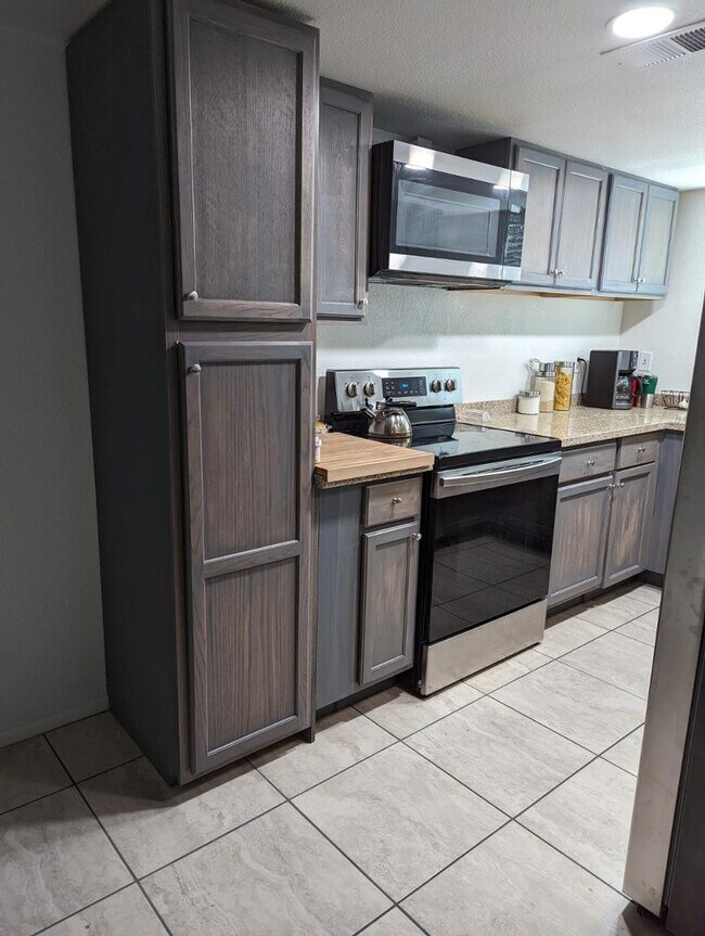 Building Photo - 306 E Ludlow Dr