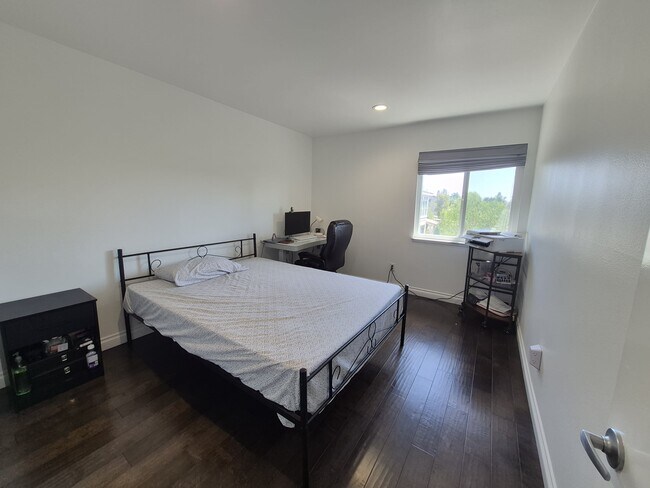 Building Photo - 5313 Sevilla Ct