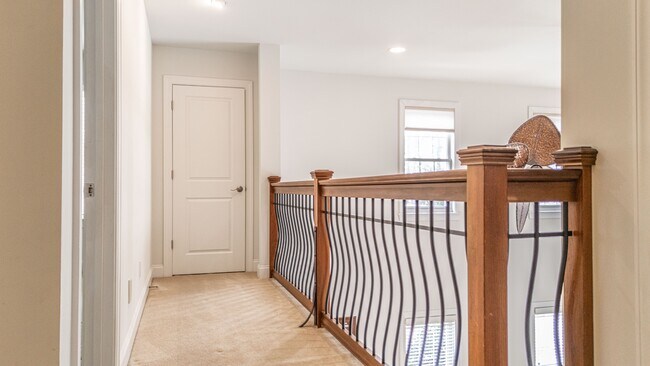 Building Photo - 401 Longwood Place