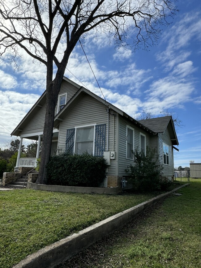 Building Photo - 404 Church St