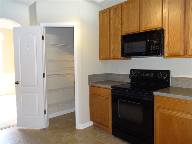 Building Photo - 3035 Five Oaks Ln