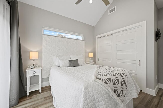 Building Photo - 2102 E 2nd St