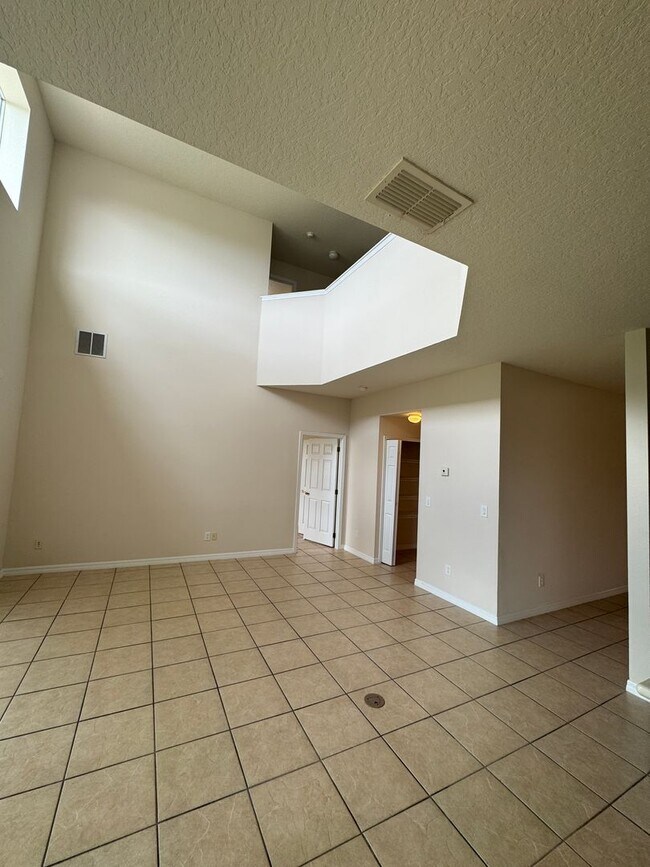 Building Photo - Spacious house with 6 bedrooms and 4.5 bathrooms to call home