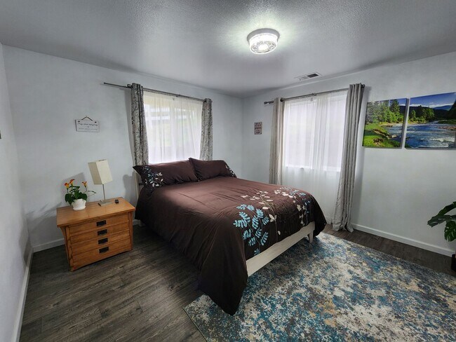 Building Photo - Fully Furnished House in Eureka