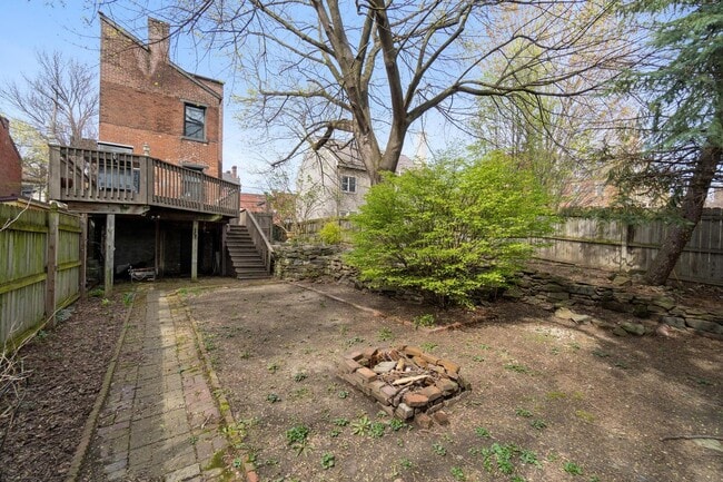 Building Photo - Charming - Manchester Home
