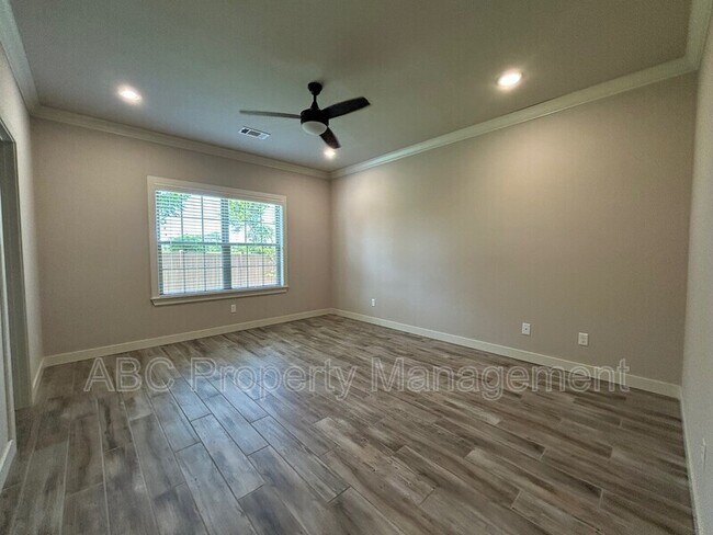 Building Photo - 3305 SW Hillstone Ave