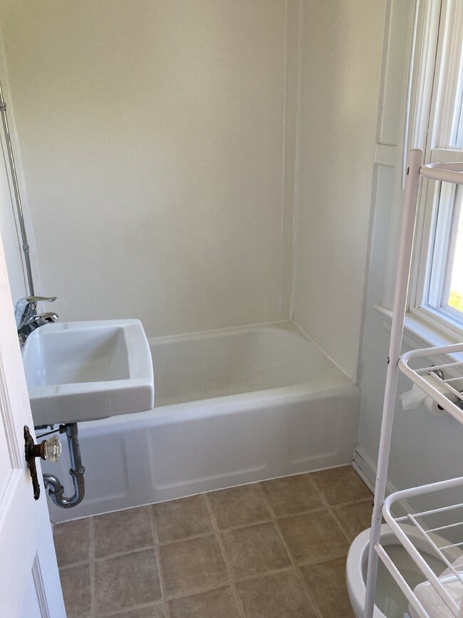 Building Photo - 1 Bedroom, 1 Bathroom Upper Duplex in Thir...