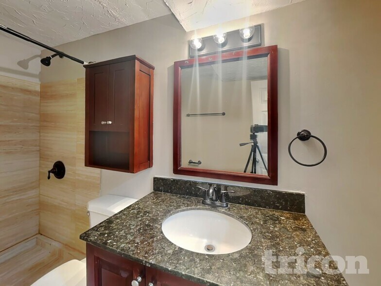 Building Photo - 6865 Buckingham Rd