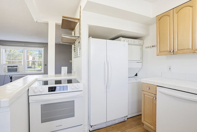 Building Photo - Park Hill townhome with outdoor space and parking