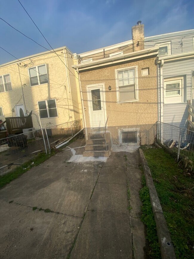 Building Photo - 3 Bedroom Modern Renovation in Chester, PA