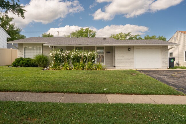 Primary Photo - 6 E Briarwood Dr