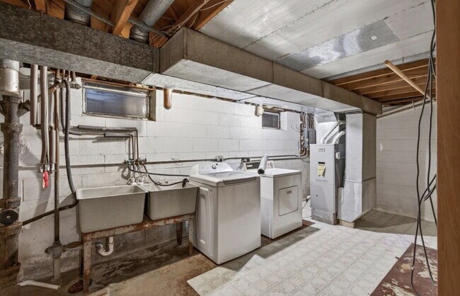 Building Photo - Charming 4-Bedroom Blaine Home with Hardwood Elegance & 2 Full Baths - 1,620 Sq Ft of Comfort!