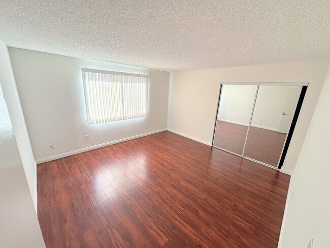 Building Photo - LARGE 1bd/1ba in NoHo WITH Parking!