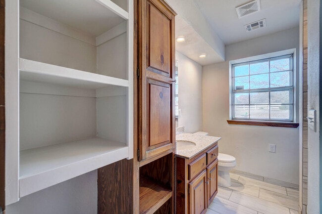 Building Photo - Beautiful 2 bed Ranch style home on 5 acres!