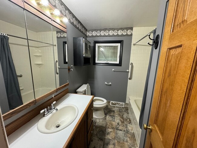Building Photo - Quiet Home On The East Side of Great Falls!