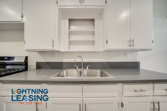 Building Photo - 1625 Normandie-22D