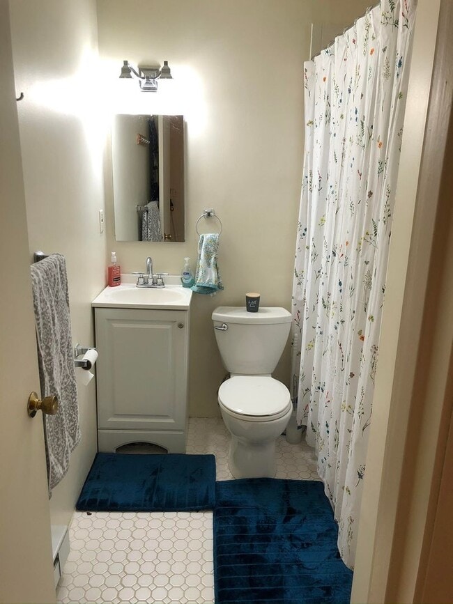 Building Photo - HOT BACK BAY LISTING!!!!