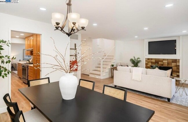 Building Photo - 725 Old Creek Rd