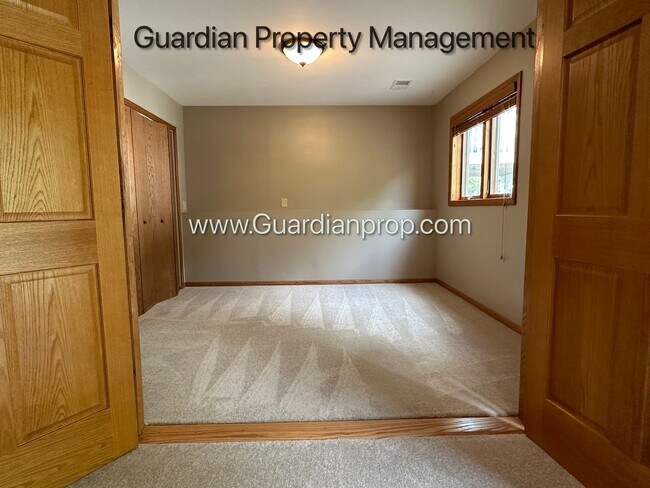 Building Photo - Eden Prairie Single Family Home, 2 Car Garage, Large Fenced Back Yard, September/October Move in
