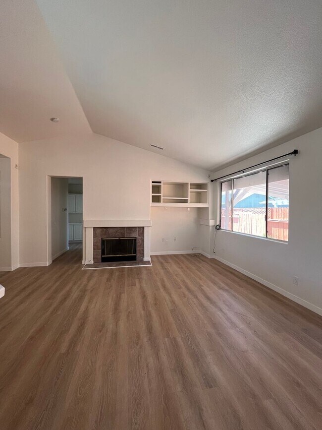 Building Photo - 2065 Banjo Dr