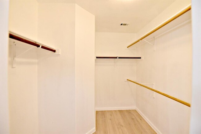 Building Photo - 610 Sparkling Brook Ln