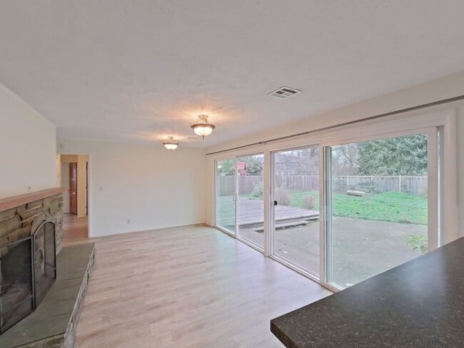 Building Photo - 3 Bedroom Family Home in the Harlow Street Bridge Area