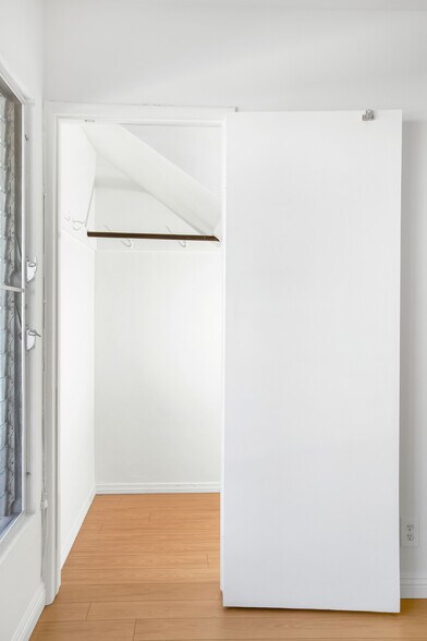 Building Photo - 7566 Romaine St