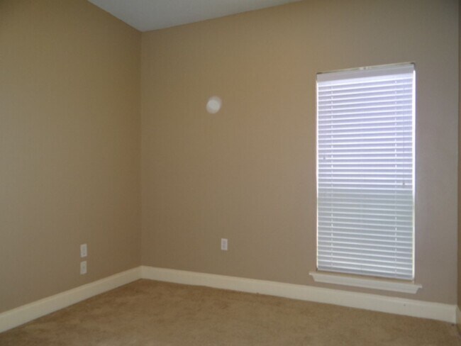 Building Photo - Beautiful Home for Lease in Maple Leaf Sub...